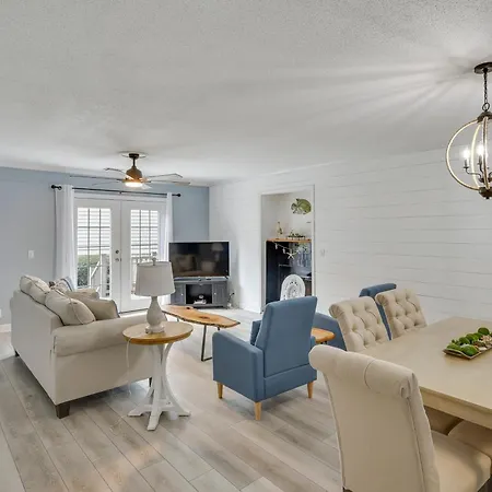 3 Mi To St Simons Beach Gem With Pool Access And Deck